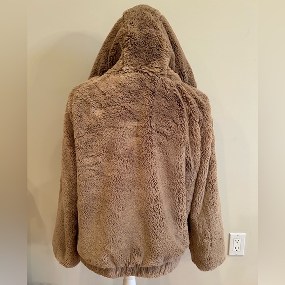 Urban Heritage faux fur jacket with zippered front and hood. - Picture 3 of 5